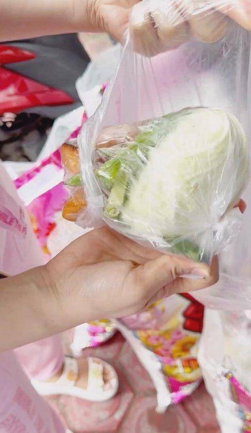 Via Vallen berbagi sembako (Instagram.com/viavallen)