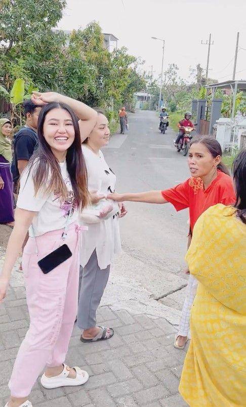Via Vallen berbagi sembako (Instagram.com/viavallen)