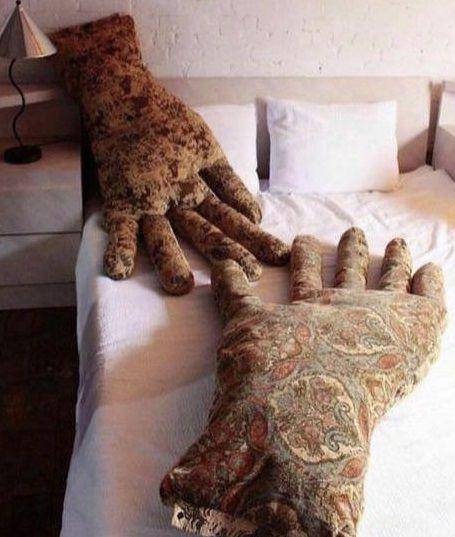 potret desain bantal gak masuk akal (reddit.com/user/Raised_via_chancla)