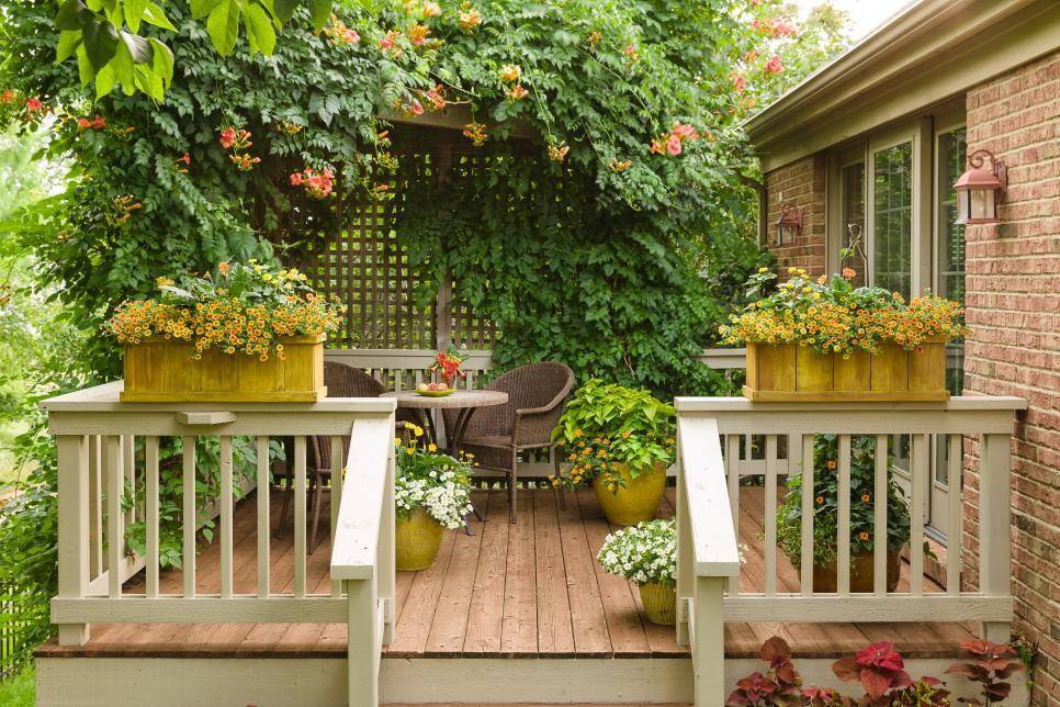 desain backyard dengan teras kayu bergaya country (hgtv.com)