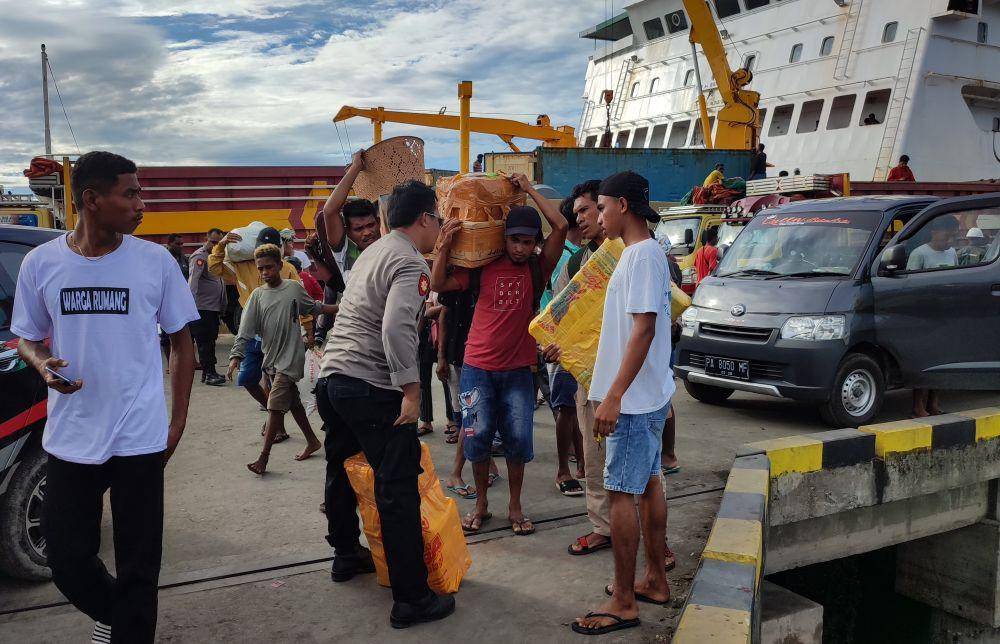 Polsek KP3 Laut Pomako saat melakukan razia kepada penumpang kapal KM Sirimau yang berlabuh di Pelabuhan Pomako, Distrik Mimika Timur, Mimika, Papua Tengah, Minggu (2/4/2023) pagi. (IDN/Endy Langobelen)