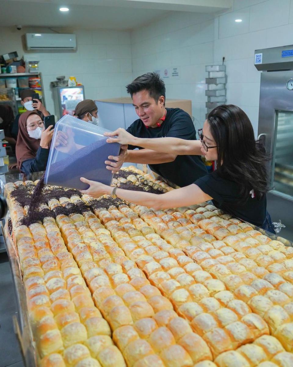 Baim Wong berbagi roti romi untuk ojol (instagram.com/baimwong)