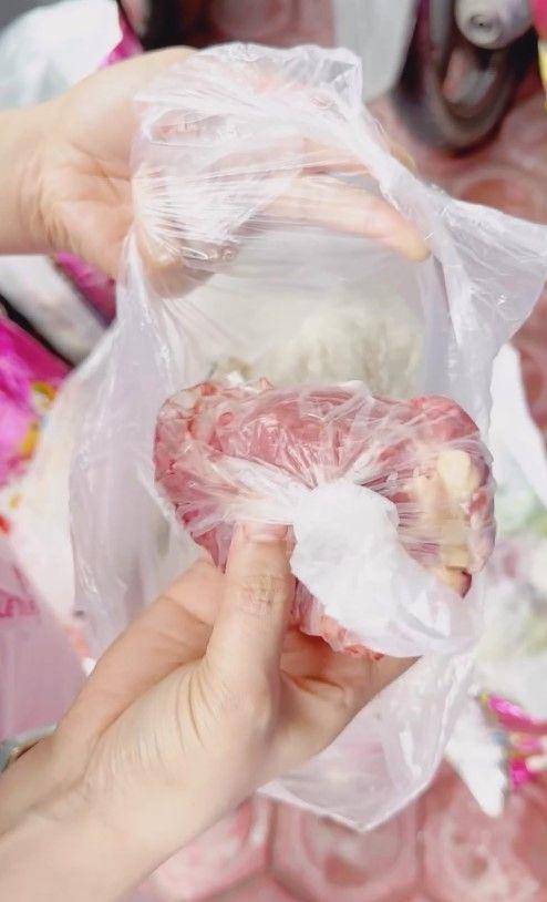 Via Vallen berbagi sembako (Instagram.com/viavallen)