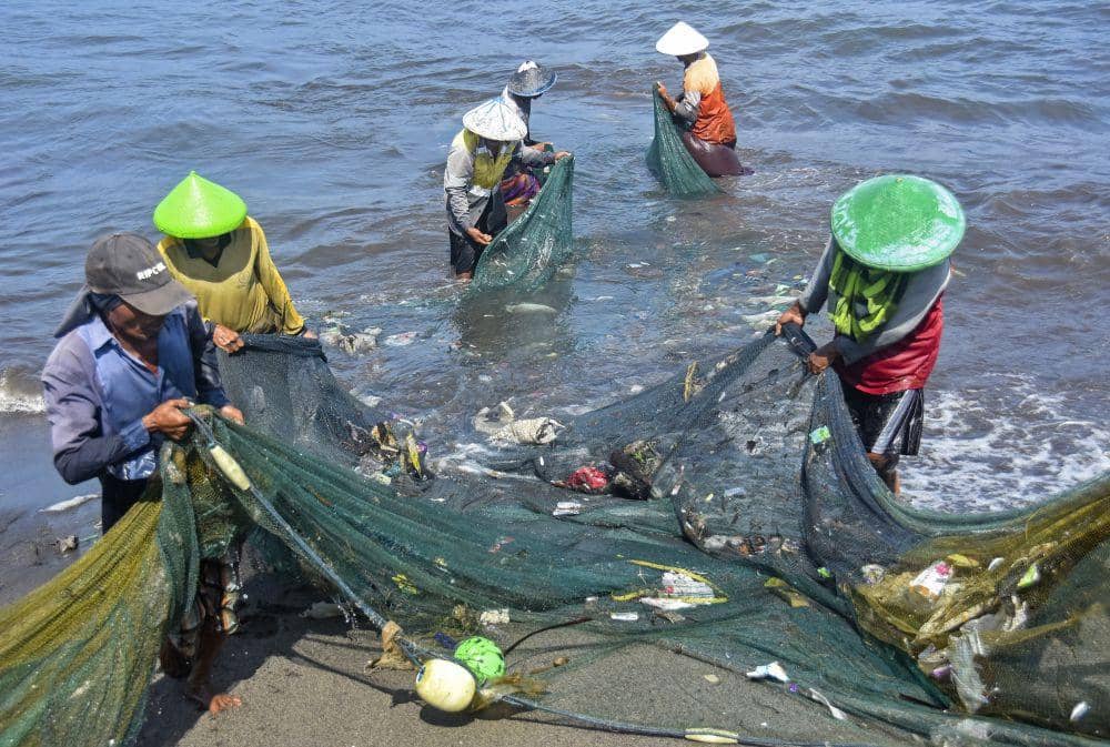 Sejumlah nelayan memisahkan ikan hasil tangkapannya yang bercampur dengan sampah di Pantai Loang Baloq, Kota Mataram, Mataram, NTB, Senin (27/3/2023). ANTARA FOTO/Ahmad Subaidi/nym