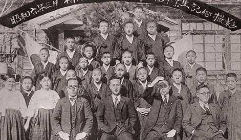 potret masa kecil Chung saat foto bersama (asan-chungjuyung.com)