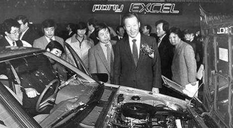 potret Chung saat menghadiri peresmian mobil pertama yang diproduksi Hyundai (asan-chungjuyung.com)