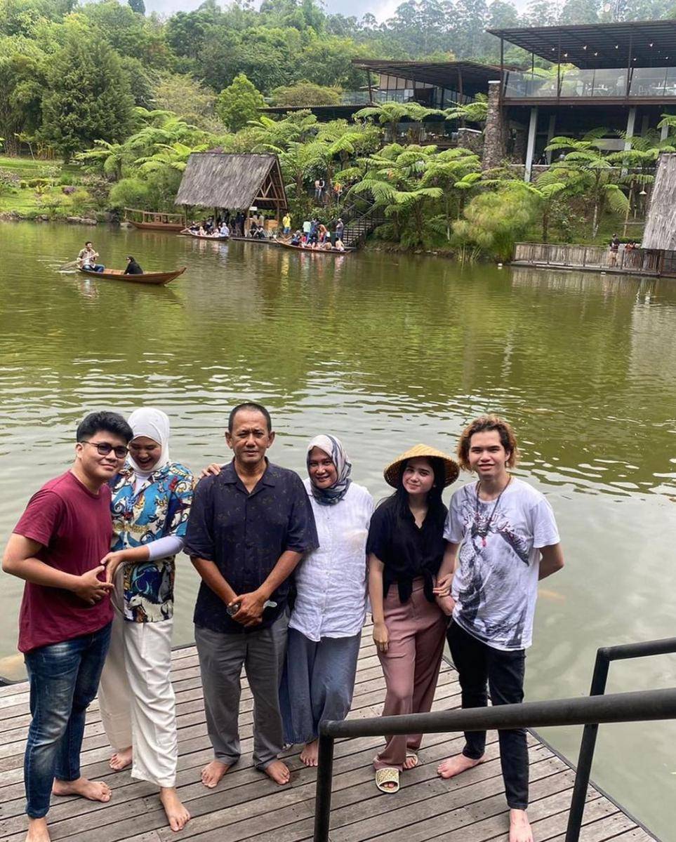 potret kenangan Tissa Biani dan ayahnya semasa hidup (instagram.com/dianestining68)
