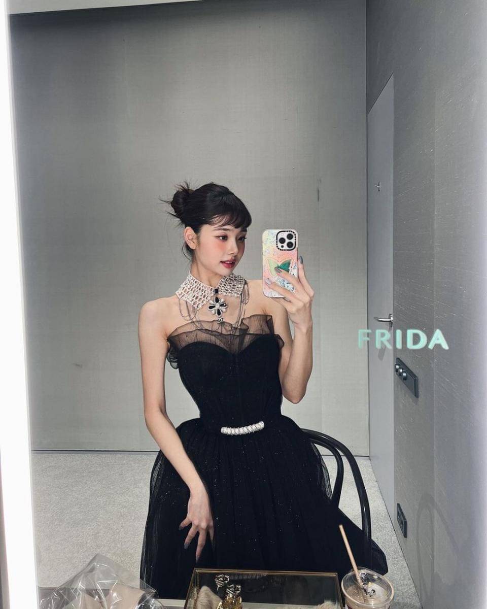 Freezia (instagram.com/dear.zia)
