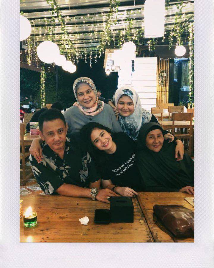 potret kenangan Tissa Biani dan ayahnya semasa hidup (instagram.com/dianestining68)