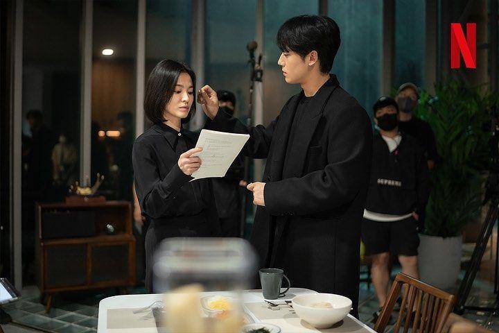 potret Lee Do Hyun dan Song Hye Kyo di balik layar drama The Glory (dok. Netflix)