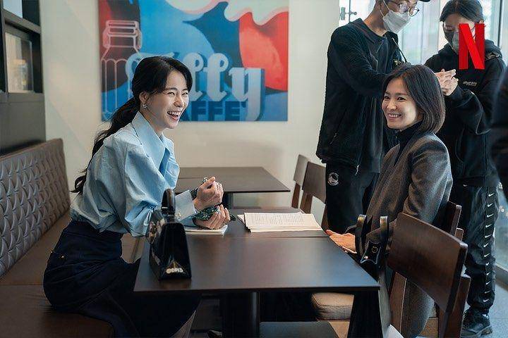potret Song Hye Kyo dan Lim Ji Yeon di balik layar drama The Glory (dok. Netflix)