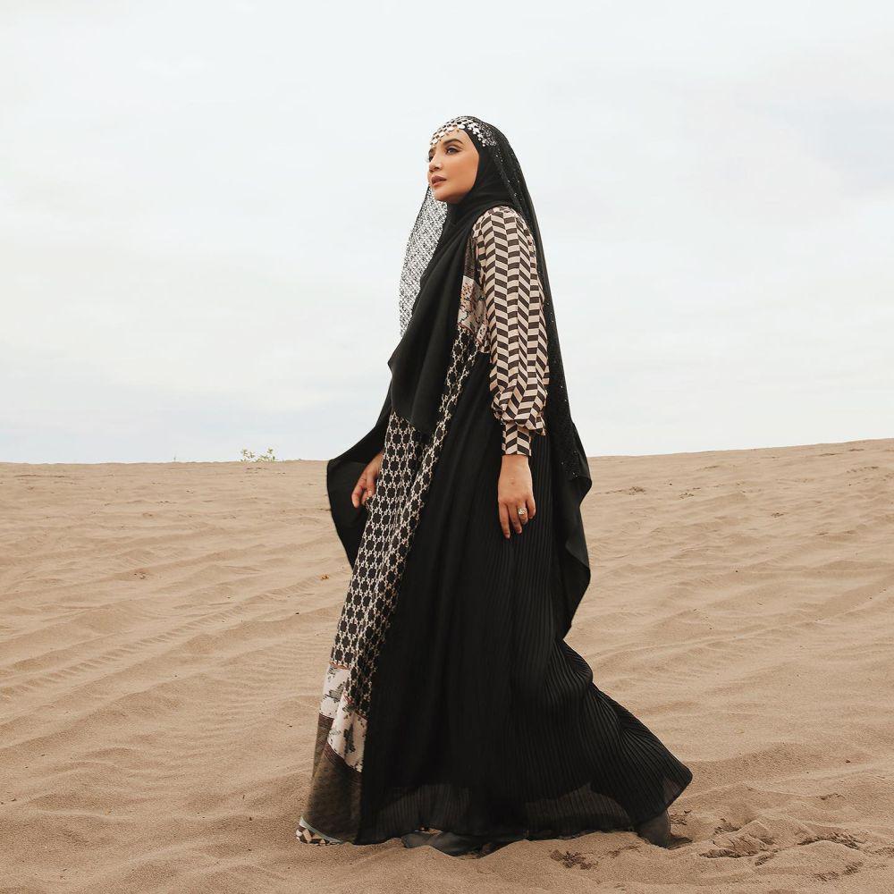 Zaskia Sungkar jalani pemotretan di Gumuk Pasir (instagram.com/zaskiasungkarjakarta)