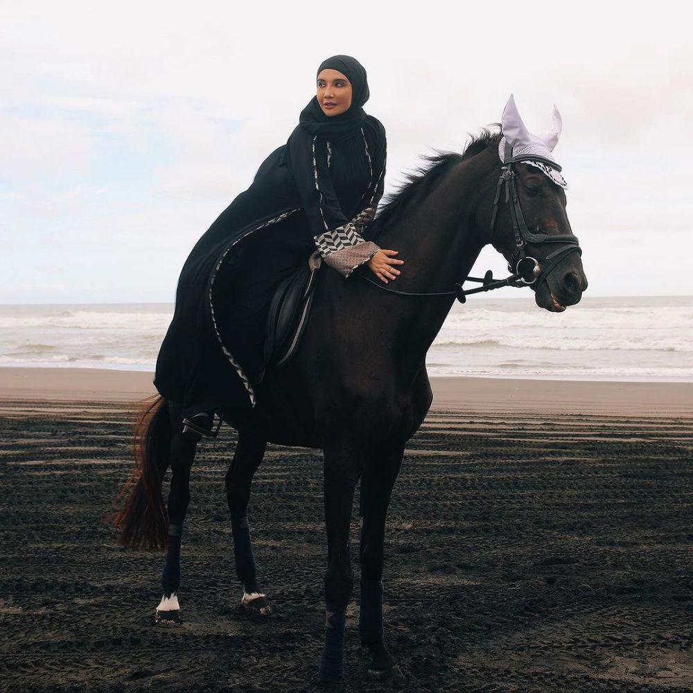 Zaskia Sungkar jalani pemotretan di Gumuk Pasir (instagram.com/zaskiasungkarjakarta)
