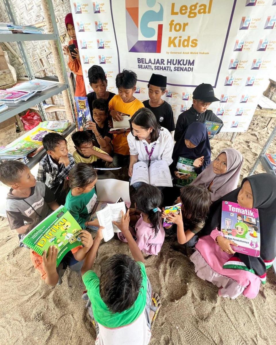 potret Prilly meresmikan perpustakaan mini Legal For Kids (instagram.com/prillylatuconsina96)
