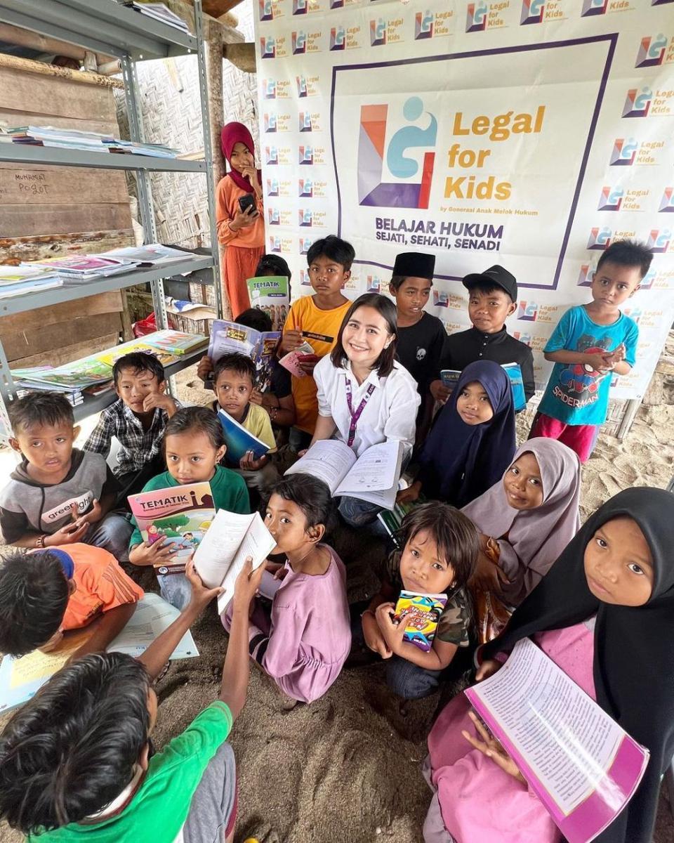 potret Prilly meresmikan perpustakaan mini Legal For Kids (instagram.com/prillylatuconsina96)