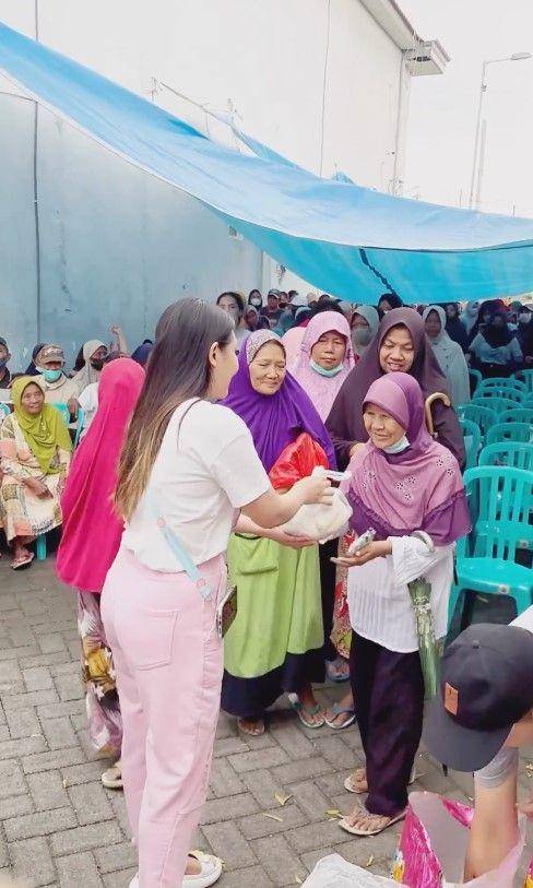 Via Vallen berbagi sembako (Instagram.com/viavallen)