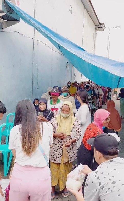 Via Vallen berbagi sembako (Instagram.com/viavallen)