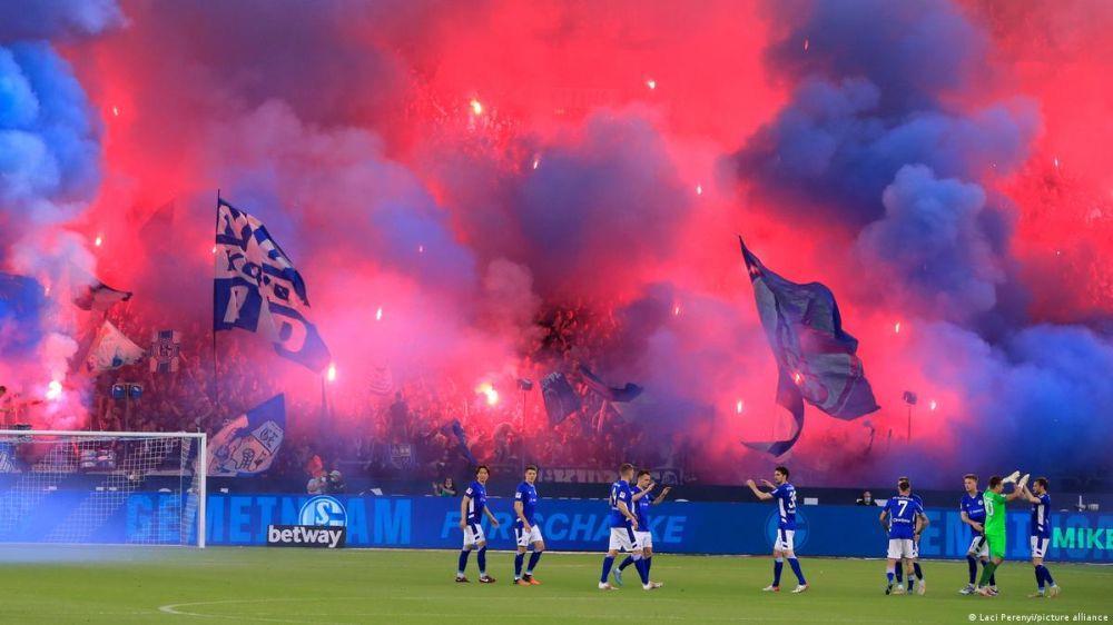 Aksi fans Schalke saat mendukung para pemain dalam sebuah pertandingan. (dw.com)