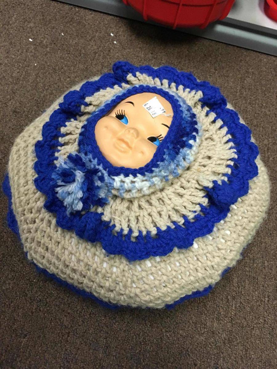 potret desain bantal gak masuk akal (reddit.com/user/esaubaine)