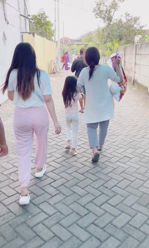 Via Vallen berbagi sembako (Instagram.com/viavallen)