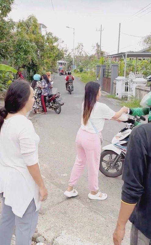 Via Vallen berbagi sembako (Instagram.com/viavallen)