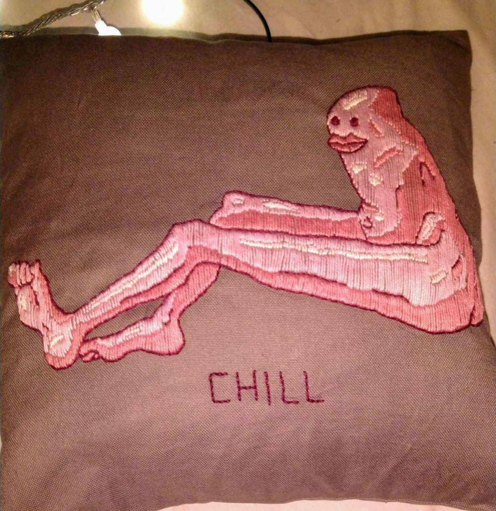 potret desain bantal gak masuk akal (reddit.com/user/DannyDoublehead)