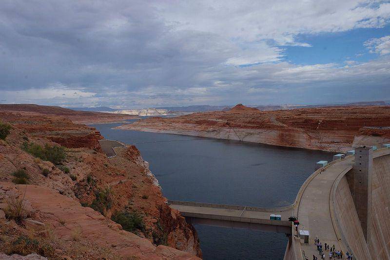 Danau Powell and Glen Canyon (commons.wikimedia.org/Howcheng)