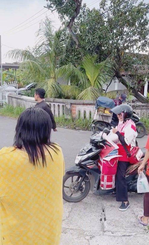 Via Vallen berbagi sembako (Instagram.com/viavallen)