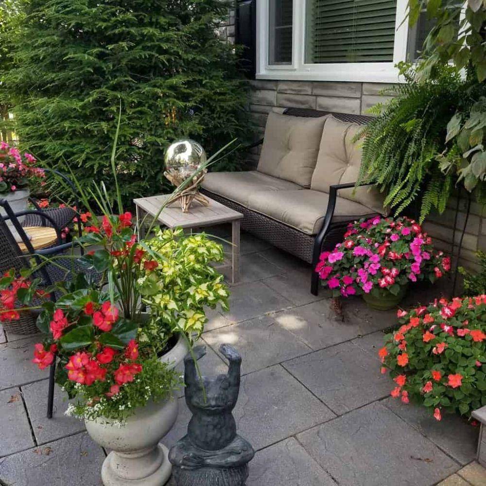desain backyard yang tersembunyi di antara tanaman (netluxury.com)