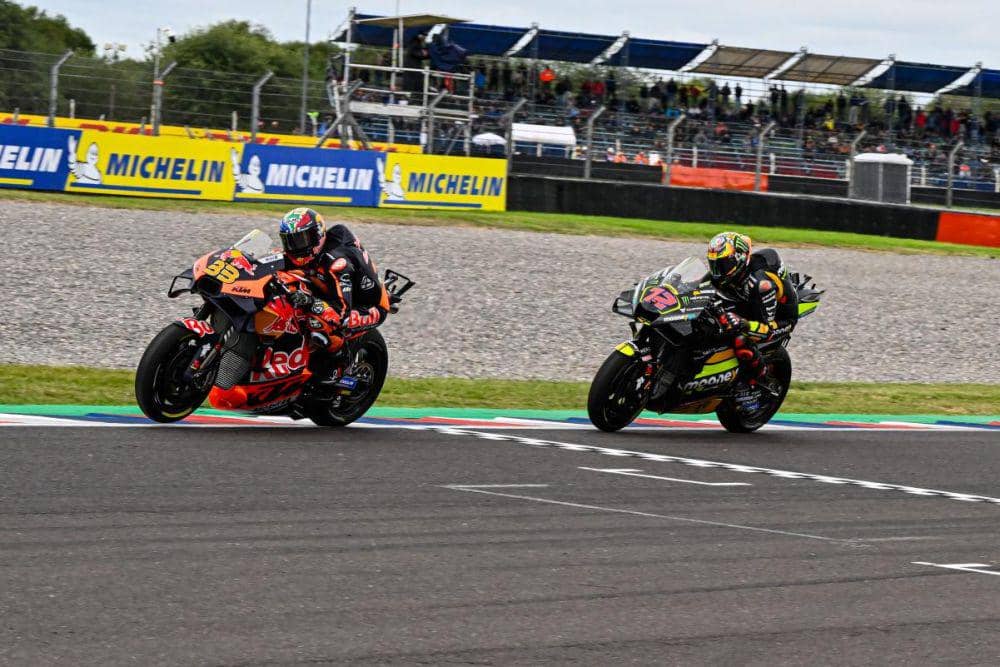 Brad Binder melintasi garis finis di depan Marco Bezzecchi saat sprint race GP Argentina 2023. (motogp.com)