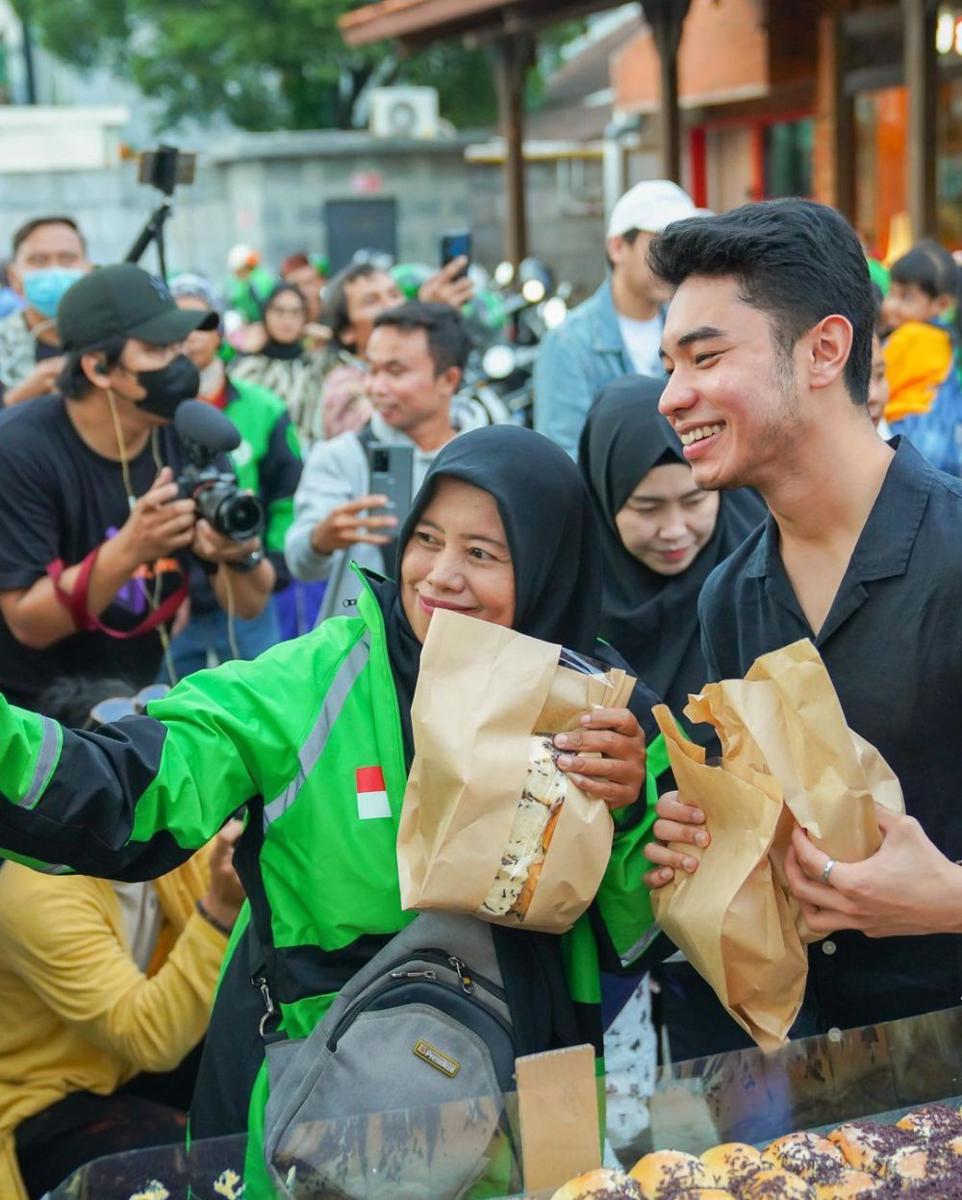 Baim Wong berbagi roti romi untuk ojol (instagram.com/baimwong)