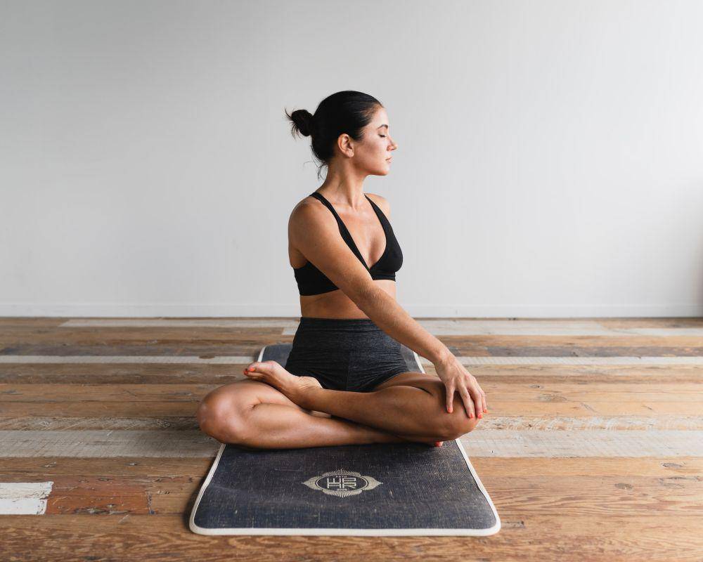 ilustrasi wanita melakukan yoga (unsplash.com/Dane Wetton)