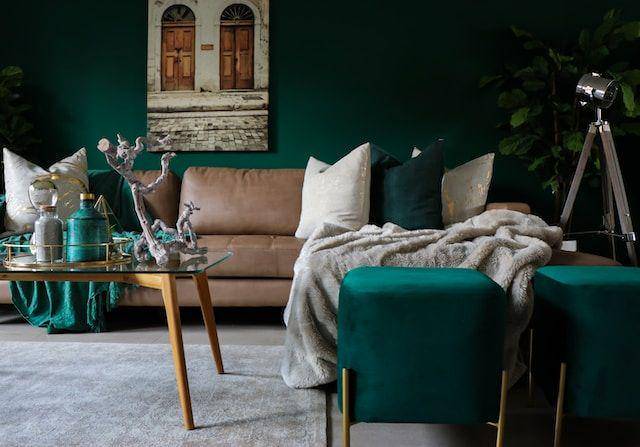 Living room emerald (Unsplash.com/Devon Janse van Rensburg)