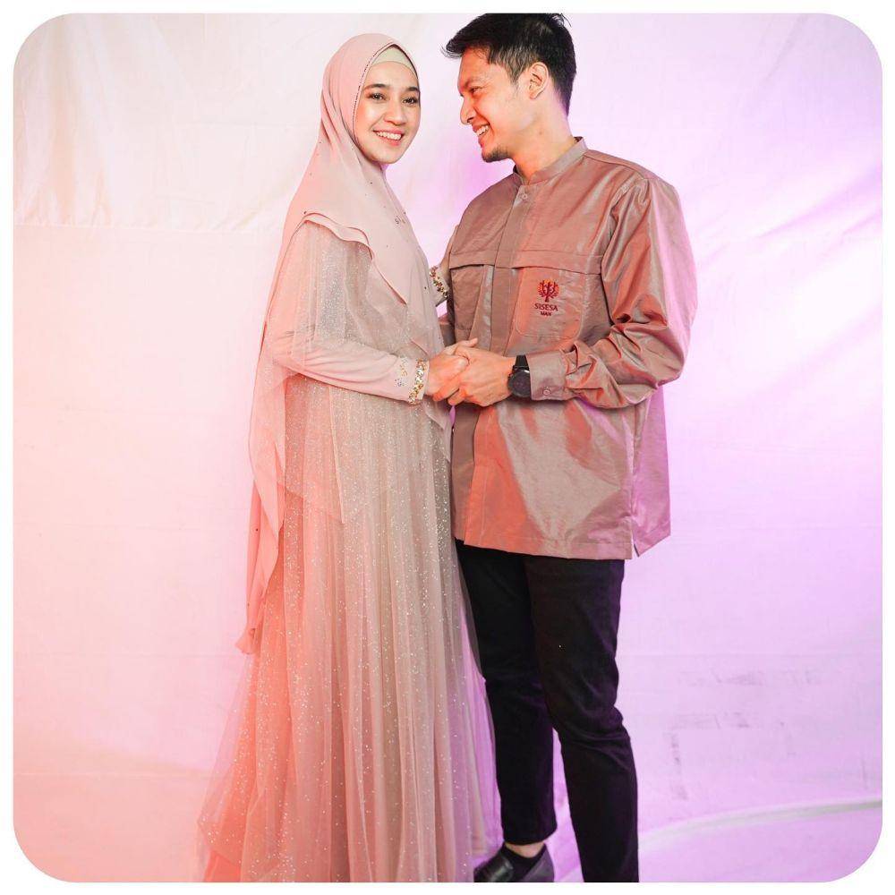 gaya kondangan syar'i (instagram.com/dhiniaminarti)
