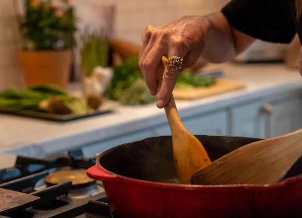 ilustrasi mengaduk masakan (unsplash.com/Douglas Fehr)