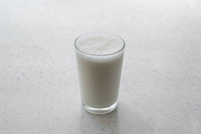 ilustrasi susu (unsplash.com/engin akyurt)