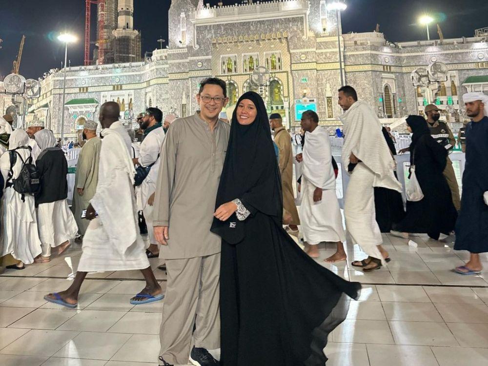 9 Potret Titi Radjo Umrah Bareng Suami saat Ramadan, Coba Pakai Cadar