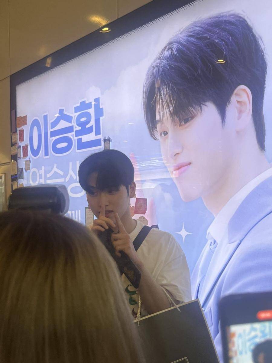potret Lee Seunghwan kunjungi ads (twitter.com/rottooohi)