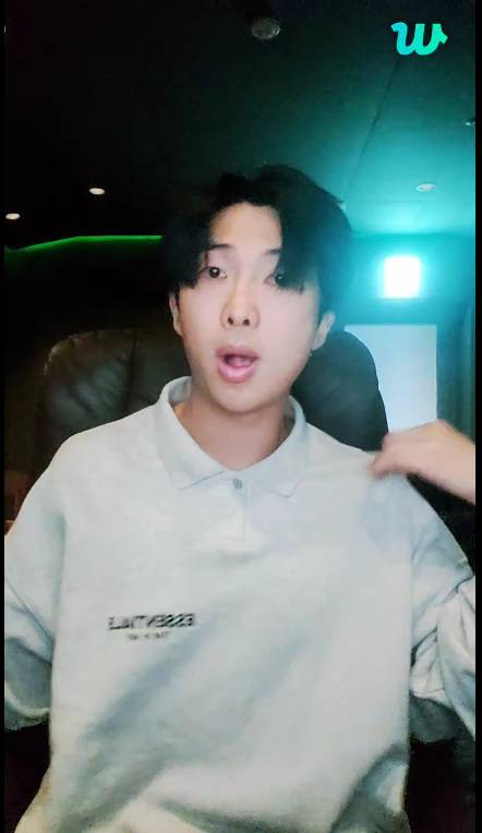 potret RM BTS live di Weverse (dok. Weverse)