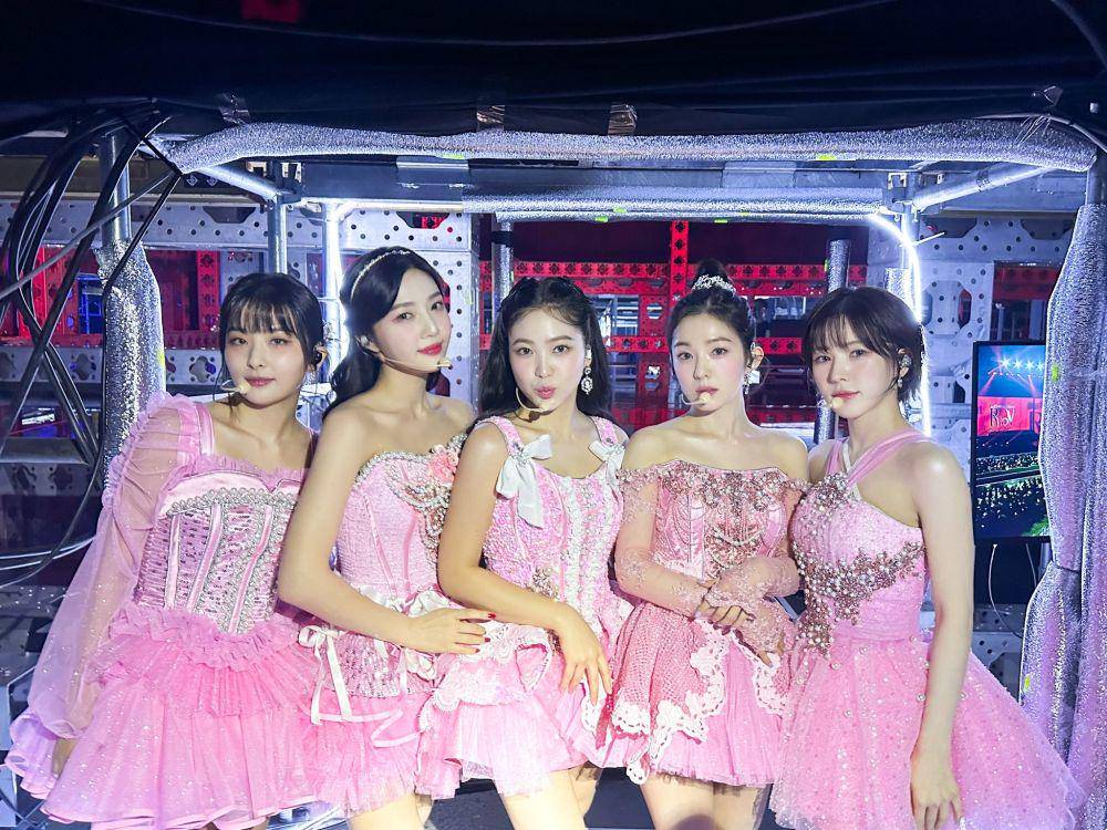 Red Velvet (twitter.com/RVsmtown)