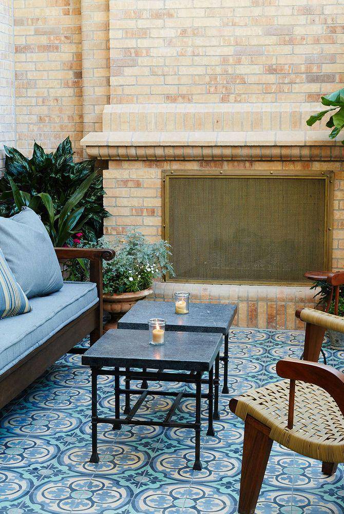 desain backyard dengan lantai keramik yang cantik (housebeautiful.com)