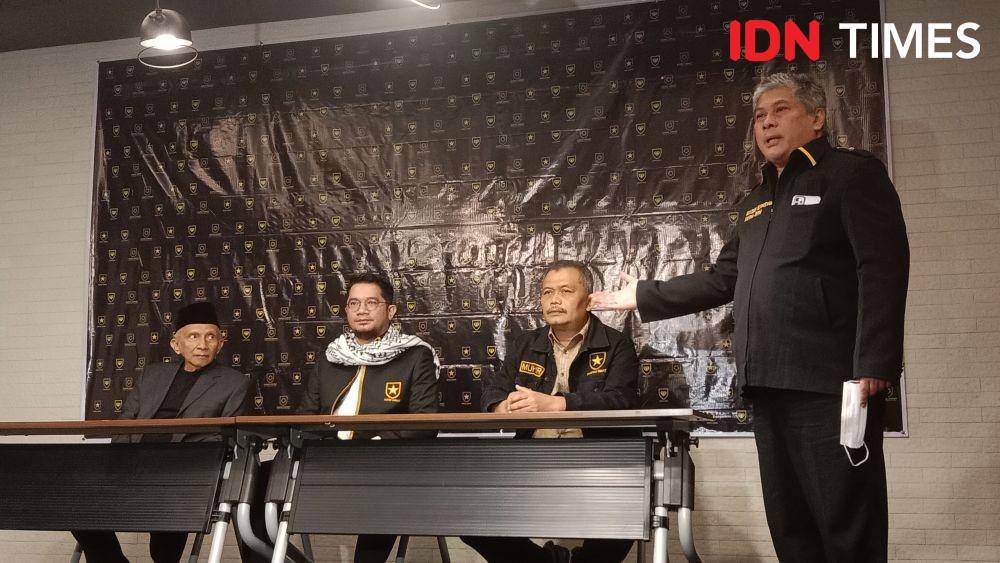 Ketua Majelis Syuro Partai Ummat Prof Amien Rais, Ketum DPP Partai Ummat Ridho Rahmadi dan jajaran pengurus Partai Ummat Jateng usai acara Rakerwil. (IDN Times/Fariz Fardianto)