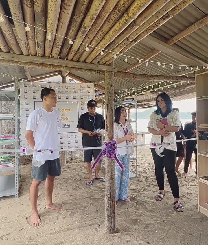 potret Prilly meresmikan perpustakaan mini Legal For Kids (instagram.com/prillylatuconsina96)