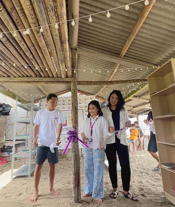 potret Prilly meresmikan perpustakaan mini Legal For Kids (instagram.com/prillylatuconsina96)