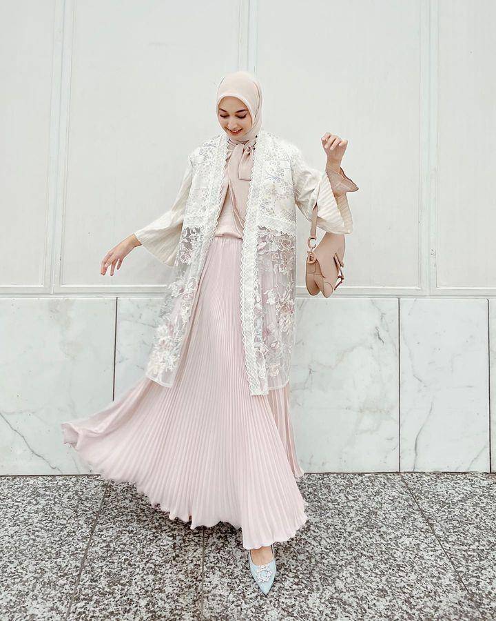 gaya kondangan syar'i (instagram.com/indirahapsari)