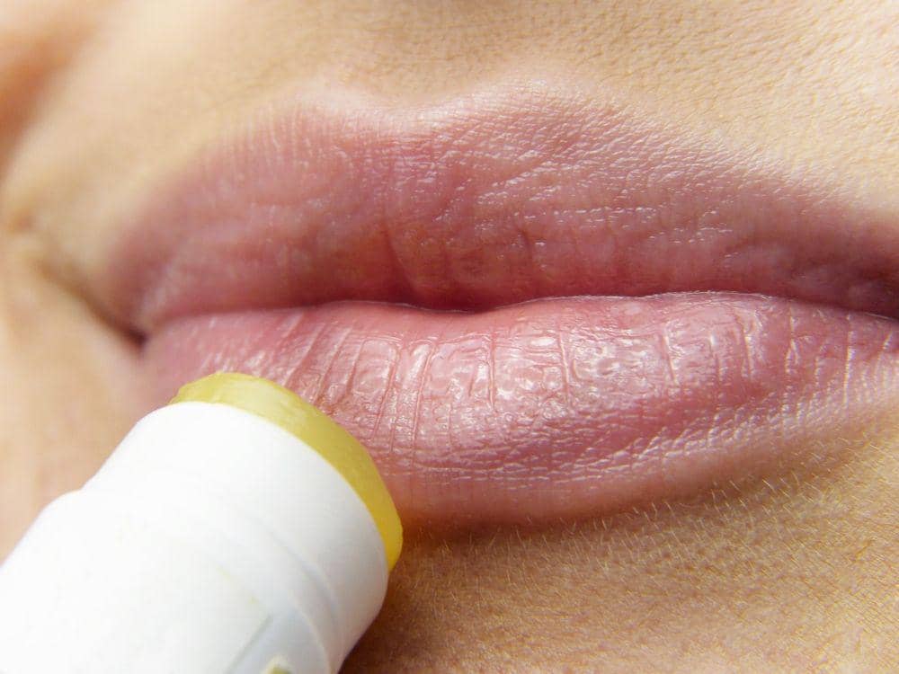 5 Pertimbangan Memilih Lip Balm buat Cowok, Lembapkan Bibir Kering