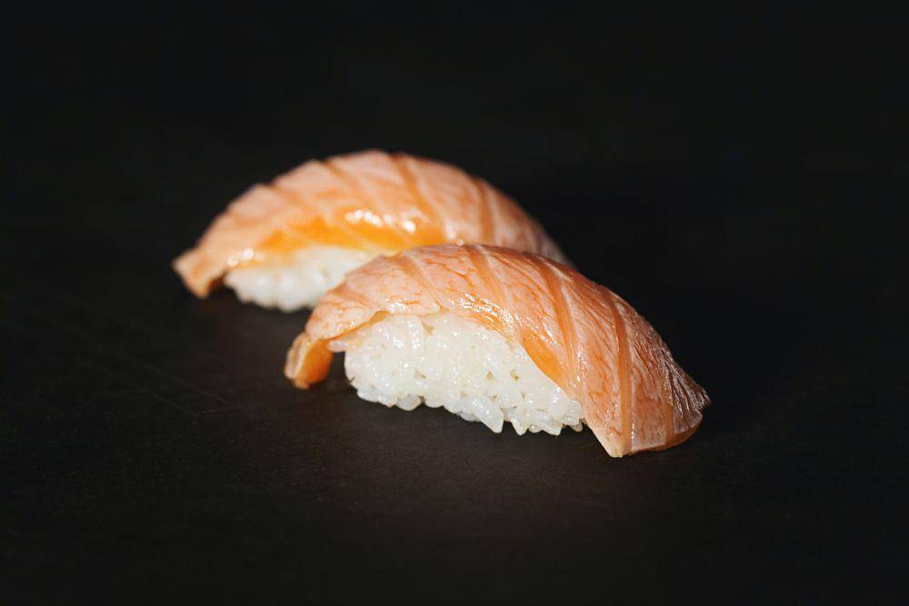 ilustrasi salmon nigiri (unsplash.com/Luigi Pozzoli)