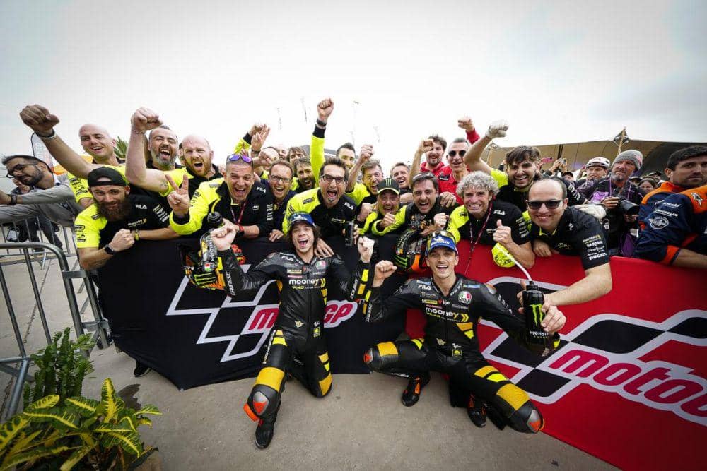 Marco Bezzecchi dan Luca Marini berfoto bersama kru Mooney VR46 Racing Team. (motogp.com)
