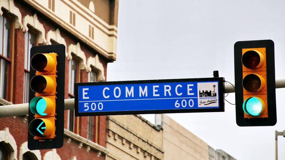 ilustrasi gambar palang yang bertuliskan "e commerce" (unsplash.com/Mark Konig)