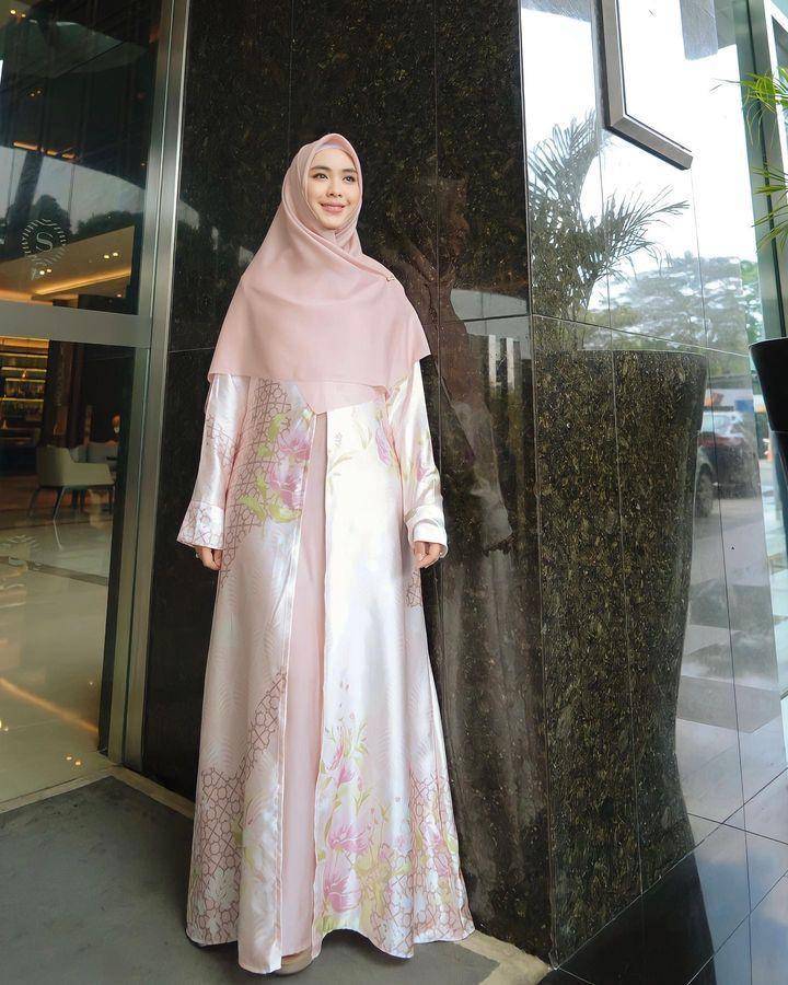 gaya kondangan syar'i (instagram.com/okisetianadewi)